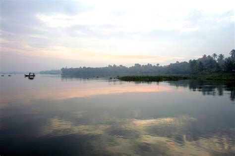 The view : sunset on lake Vembanad, Kerala, India | The Voyageur