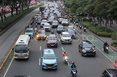 Pertumbuhan Penerimaan Pajak Sektor Transportasi Antara Foto