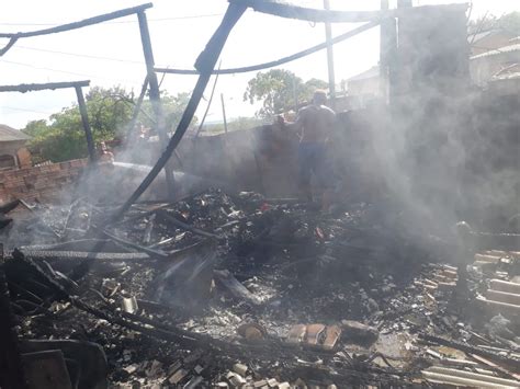 Casa é destruída pelo fogo no bairro Turu em Monte Alegre cidade não