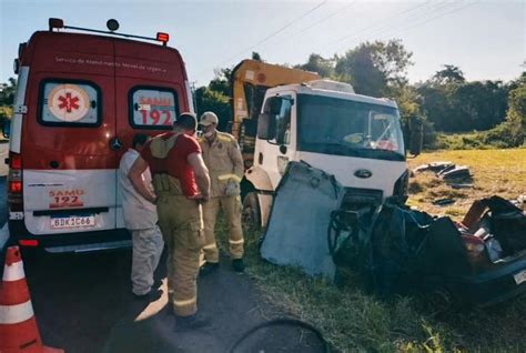 Quatro Pessoas Da Mesma Fam Lia Morrem Em Batida Entre Carro E Caminh O