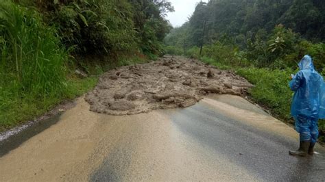 Tertimbun Material Banjir Bandang Jalur Madina Pantai Barat Lumpuh Total