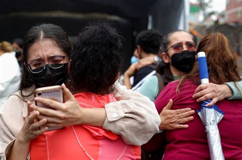 Conmemorando Dos De Sus Peores Terremotos Un Sismo De 7 7 Estremeció A