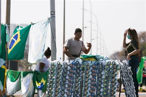 Vídeo Pm Saca Arma Para Tentar Conter Bolsonaristas Na Esplanada