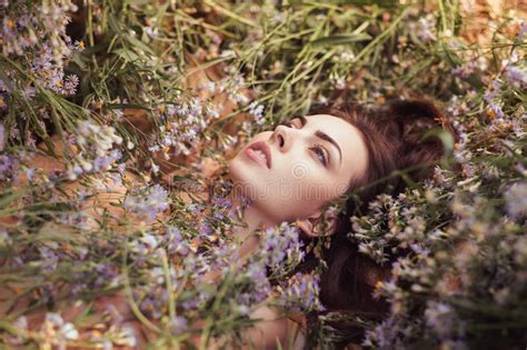 Mola Mulher Adulta Atrativa Sexy Do Nude Que Coloca Fora No Campo De Flor Imagem De Stock