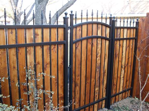 Residential Fence – Sav-On Fence, LLC