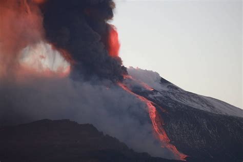 Als Würde Bombe Explodieren Ausbruch Des Ätna Sorgt Für Spektakuläre