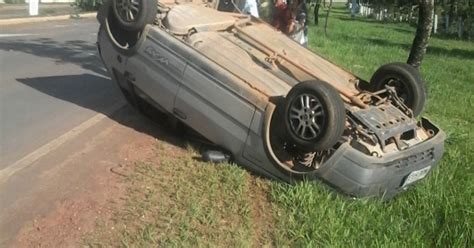 G1 Carro capota após passar em buraco em Chapada dos Guimarães MT