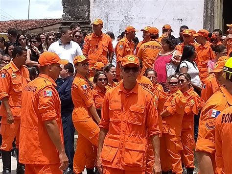 Amigos Familiares E Companheiros De Farda Deram O Ltimo Adeus A