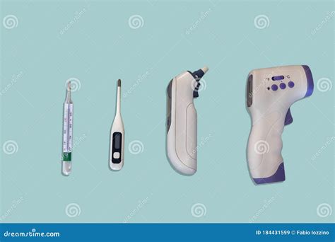 Evolución De Los Termómetros A Lo Largo Del Tiempo De Analógico A Digital Imagen De Archivo