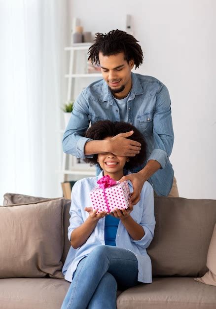 Conceito de família feriados e pessoas casal feliz caixa de