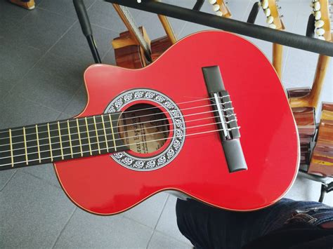 Una empresa que elabora guitarras con diseños personalizados