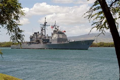 Steuerbordansicht Des US Navy USN Ticonderoga Class Guided Missile