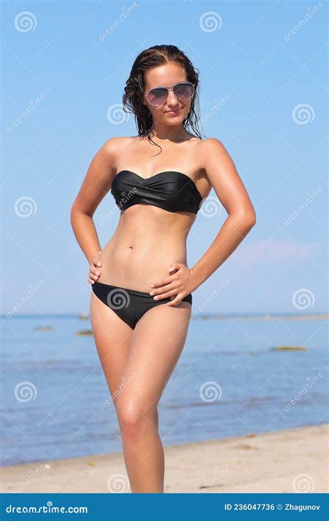 Jeune Fille En Bikini Contre La Mer Photo stock Image du chéri attrayant