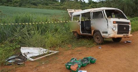 G1 Uma pessoa morre e cinco ficam feridas após Kombi capotar em MS