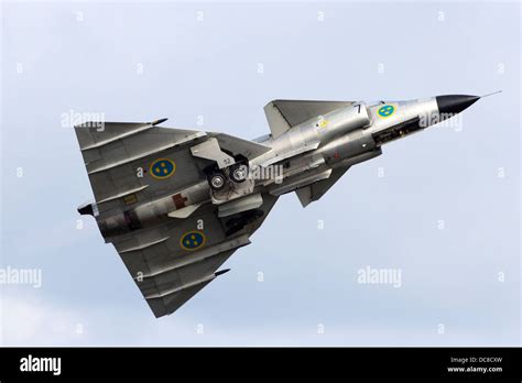 La Fuerza Aérea Sueca Saab 37 Viggen En Vuelo Fotografía De Stock Alamy