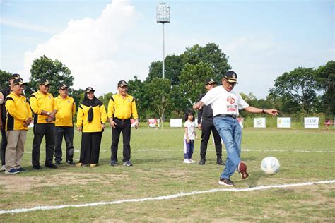 Pemkot Jefridin Lakukan Kick Off Sebagai Tanda Dimulainya Liga Batam 2023