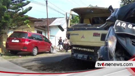 Diduga Sopir Mengantuk Tiga Kendaraan Tabrakan Di Karanganom Klaten