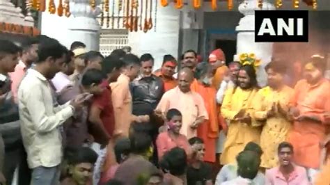 Cm Yogi Celebrates Holi Cm योगी ने गोरखनाथ मंदिर में मनाई होली बोले