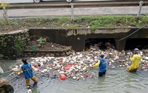 Antisipasi Banjir Dinas PUPR Rehabilitasi Turap Dan Angkut Sampah Sungai