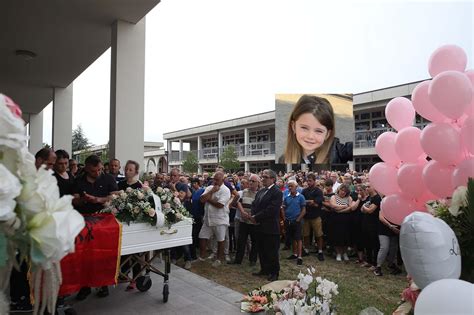 Leila Kurti Il Funerale Della Bambina Morta Nellincidente A Bologna