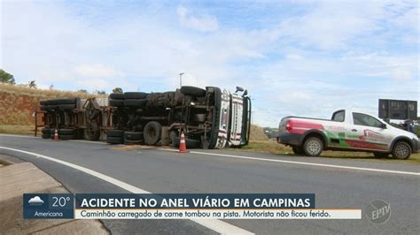 Carreta carregada carne tomba em alça do Anel Viário de Campinas