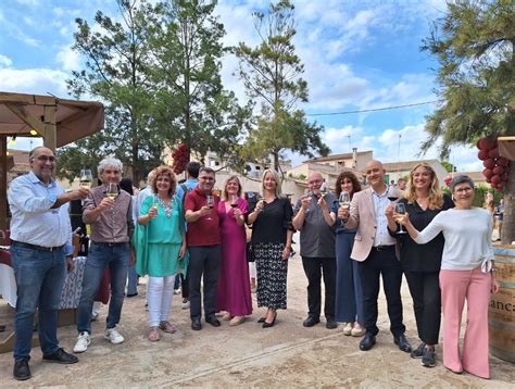 M S De Persones Gaudeixen Del Vi De La Terra Mallorca En El Ra M