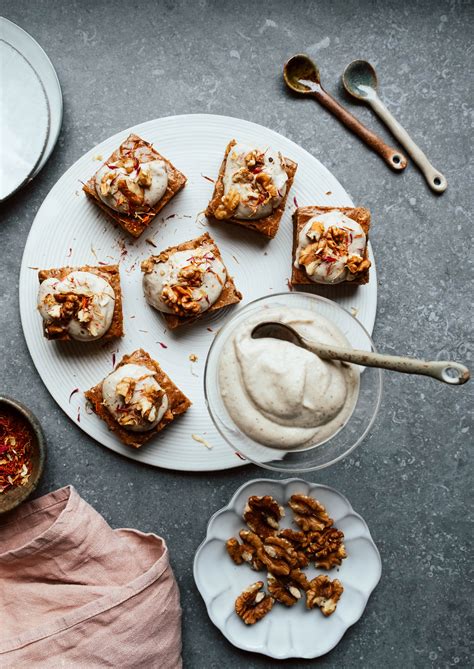 Banankaka med kanelcashewsås och rostade valnötter Plant based by Thess