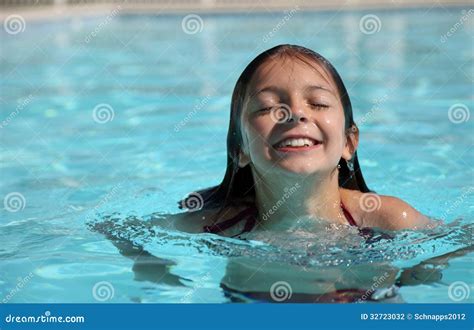 Fille Assez Jeune Dans Une Piscine Photo Stock Image Du Soleil Jeune 32723032