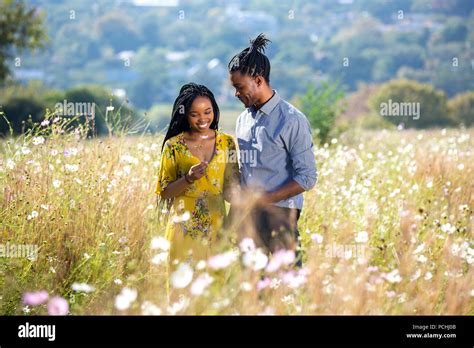 Couple Africain Dans Une Relation Banque De Photographies Et Dimages