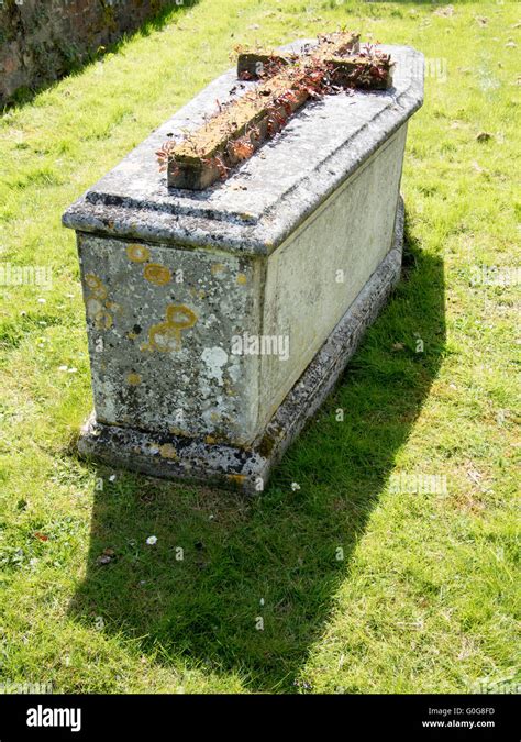 Stone coffin hi-res stock photography and images - Alamy