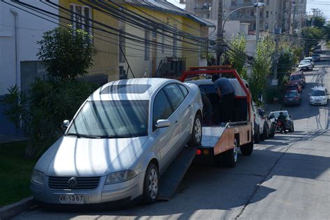 Municipio de Viña del Mar retira vehículos abandonados para recuperar