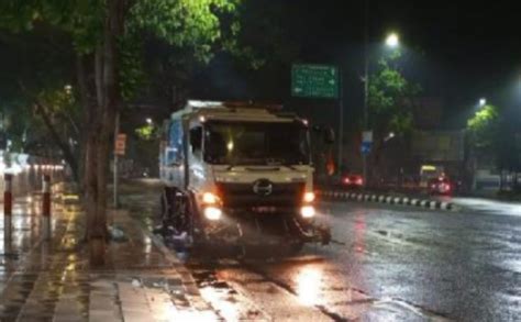 Sampah Malam Tahun Baru Di Surabaya Ton Lebih Disapu Personel