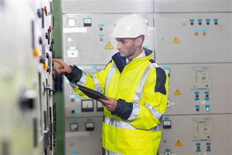 Hombre Ingeniero El Ctrico Sujete Sistema El Ctrico De Monitorado De