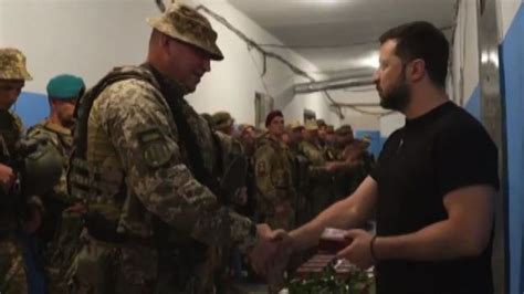 Ucraina Zelensky Visita I Soldati Al Fronte Nel Donetsk Video