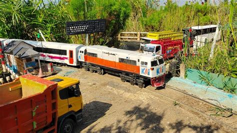 Kereta Api Panjang Rc Kai Anjlok Menabrak Mobil Truk Oleng Panjang