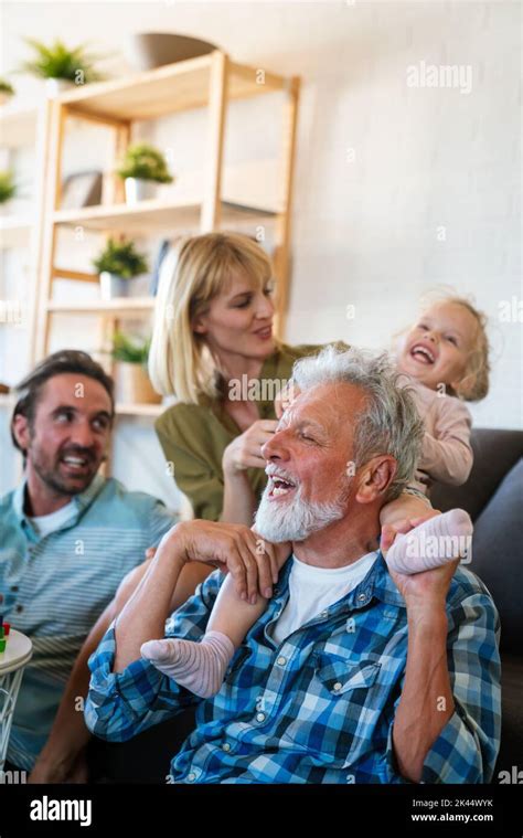 Alegre Familia De Varias Generaciones Divirti Ndose Mientras Pasa