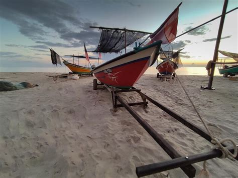 Uma Cena De Praia Um Barco E Uma Estrutura De Madeira Uma Placa