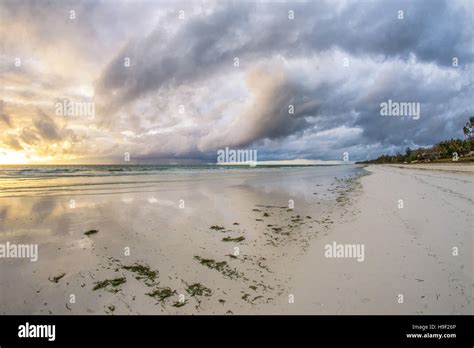 Hermoso Amanecer Detrás De Las Estruendosas Nubes Sobre Las Playas De