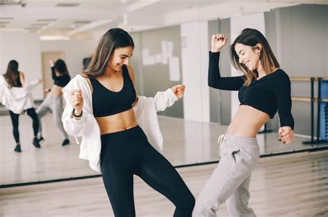 Dos Hermosas Chicas Esbeltas Haciendo Baile Y Gimnasia En El Salón De