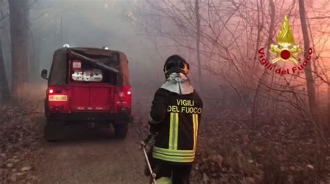 Varese Nuovo Incendio Sul Monte Martica Il Fronte Delle Fiamme La