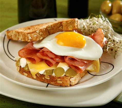 Sándwich de jamón queso y huevo frito