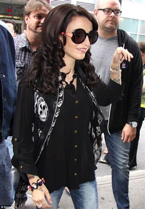 Cher Lloyd Lights A Cigarette In A No Smoking Area Daily Mail Online