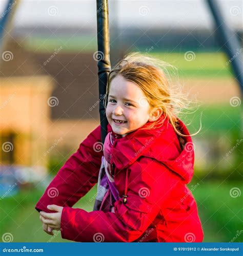 Petite Fille Mignonne Jouant Sur Le Terrain De Jeu D Enfants Photo