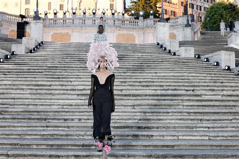 Moda Valentino Grazie Roma Sfilata Storica A Piazza Di Spagna