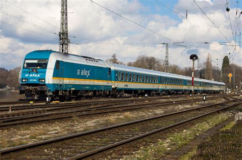 7 3 16 223 061 zieht ihren ALEX Vollzug über den Bahndamm in Lindau