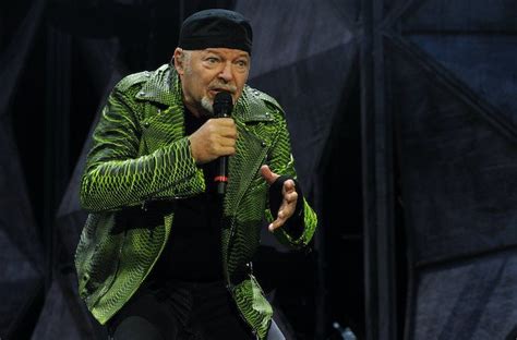 Vasco Rossi Esulta 240 Mila Biglietti Venduti In 24 Ore Per Il Tour