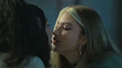 Lesbian Kissing Rebelde Kiss Scenes Emilia And Andi Giovanna Grigio And Lizeth Selene