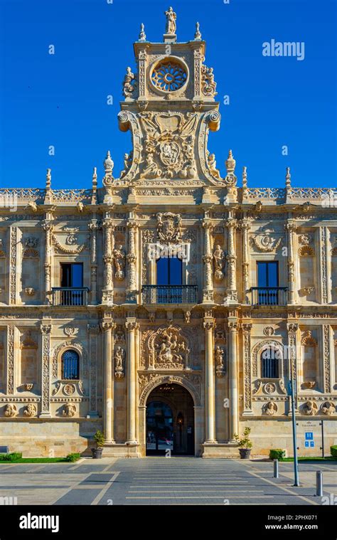 Parador de Leon building in Spanish town Leon Stock Photo - Alamy