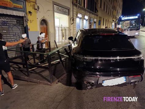 Foto Grossa Porsche Si Schianta Sui Tavolini Di Un Bar