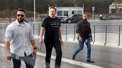 Tesla Chef Musk Besucht Werk In Grünheide Nach Anschlag Tagesschau De